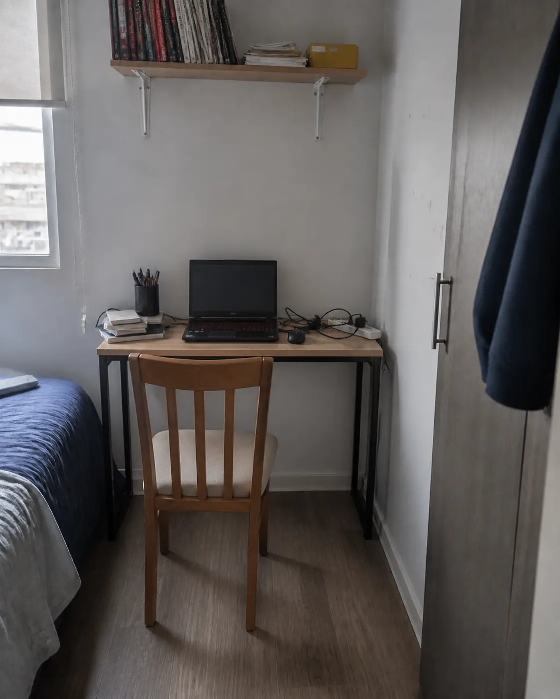 Antes: notebook bajo, silla de comedor y cables sueltos en una mesa pequeña